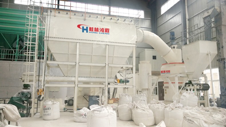 棕剛玉磨粉機用廣西桂林鴻程磨粉機HQC1500擺式磨粉機生產線投產現場